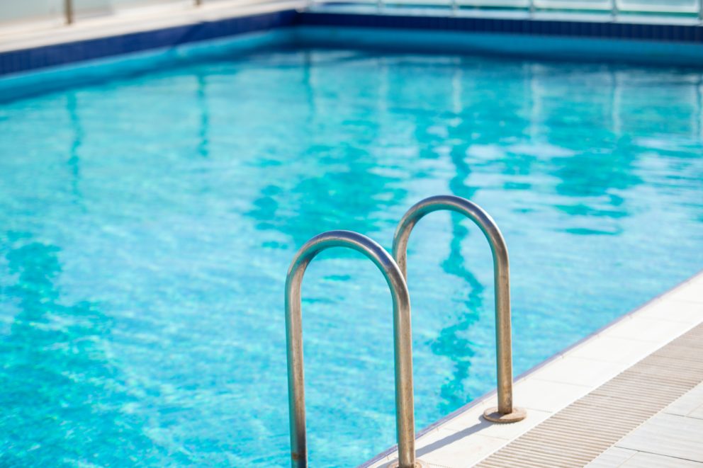 Pool med blå liner och en trappa