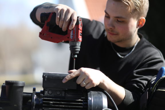En spabadstekniker från Aquae Pool & Spateknik utför poolservice hos en kund.